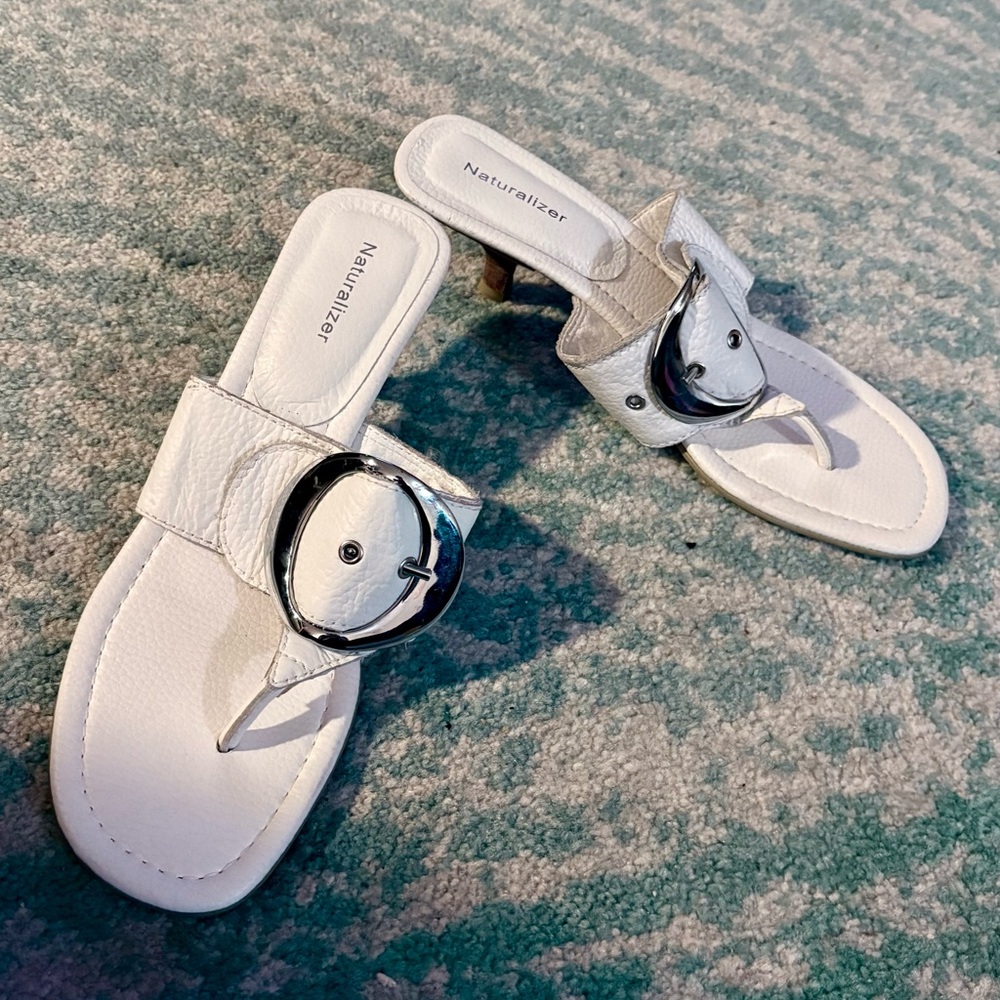 Never Worn Naturalizer White Leather Perfect Summer Sandals with Silver Buckle❤️